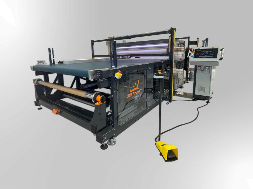 Machine de lamination, complexage, adhésivage et de découpe au format capable de travailler en plaque et rouleaux