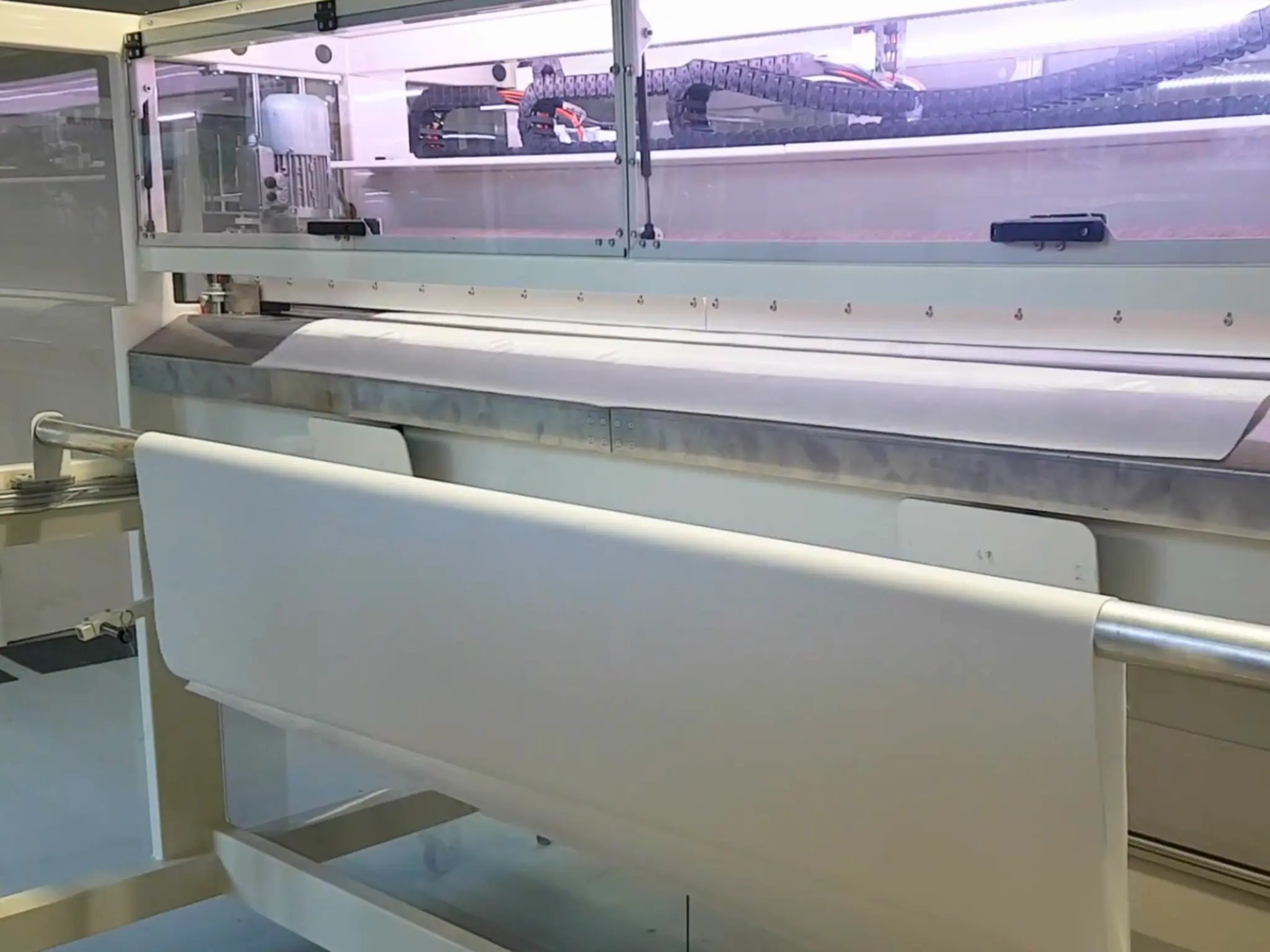 Système d'empilement automatique en sortie de machine de coupe au format de textile