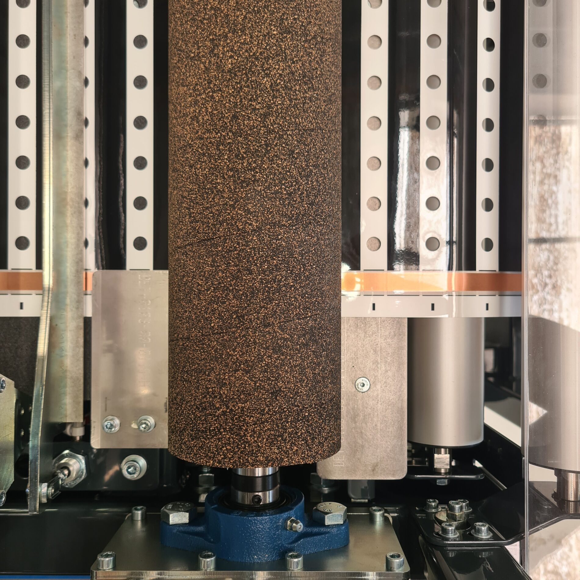 Feeding unit of an automatic cutter with heated resistors matieral