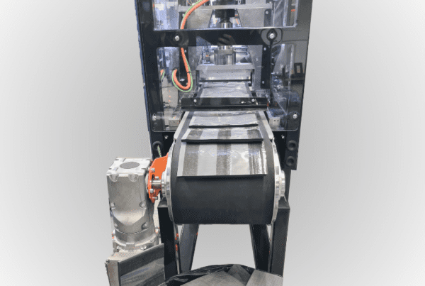 Electric press on a fly cutting conveyor belt